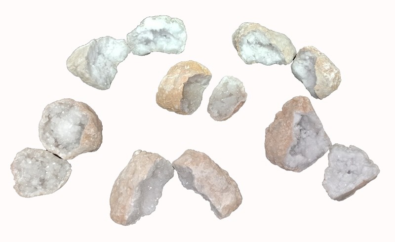 **B6- Geoda de Cuarzo Blanco Completa (5-8cm aproximadamente) precio por piedra completa